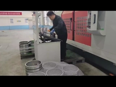 Os rolamentos esféricos estão a ser testados de precisão