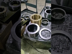 A fábrica vende um grande número de rolamentos de bolas de tração, em estoque.